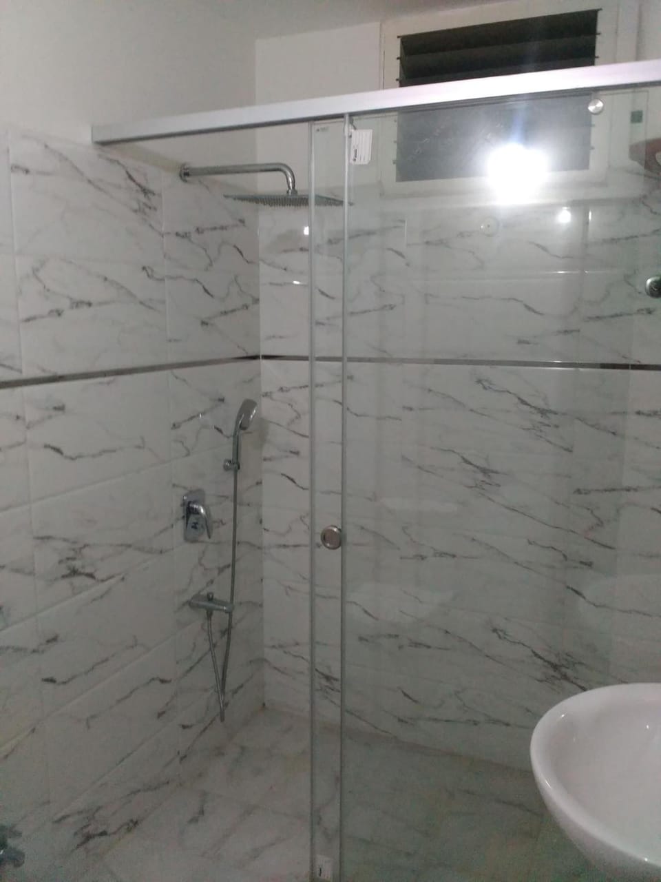 Shower, rainfall showerhead, free toiletries, towels