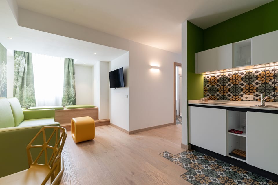 Suite King, LOOL | Private kitchen | Fridge, microwave, stovetop, coffee/tea maker