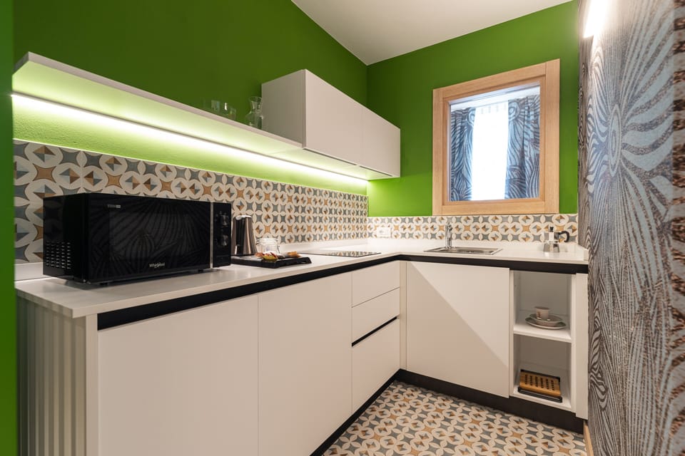 Suite King , LIIL | Private kitchen | Fridge, microwave, stovetop, coffee/tea maker