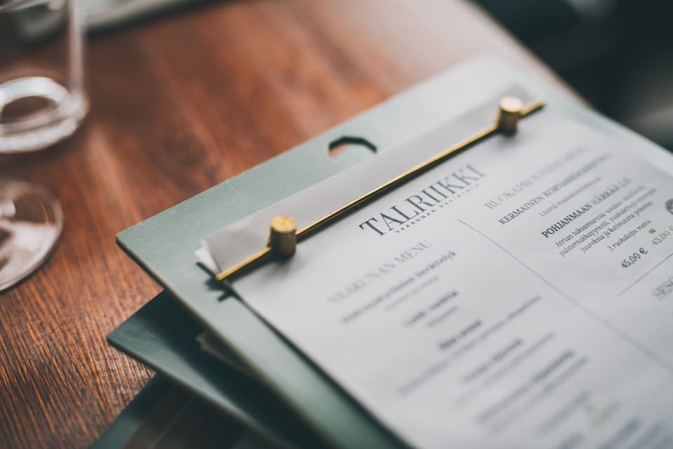 2 restaurants; lunch and dinner served