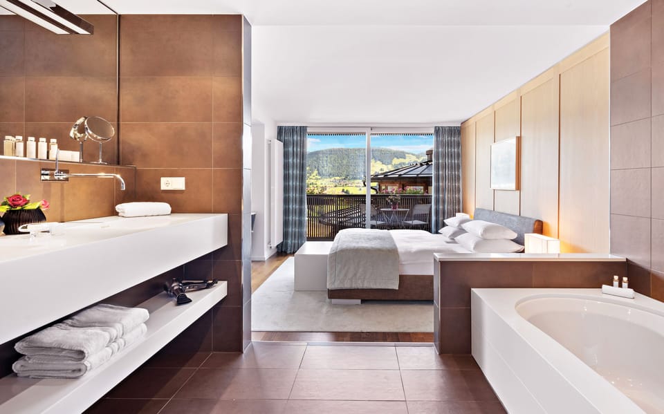Junior Suite, Balcony, Mountain View | Bathroom | Free toiletries, hair dryer, bathrobes, slippers