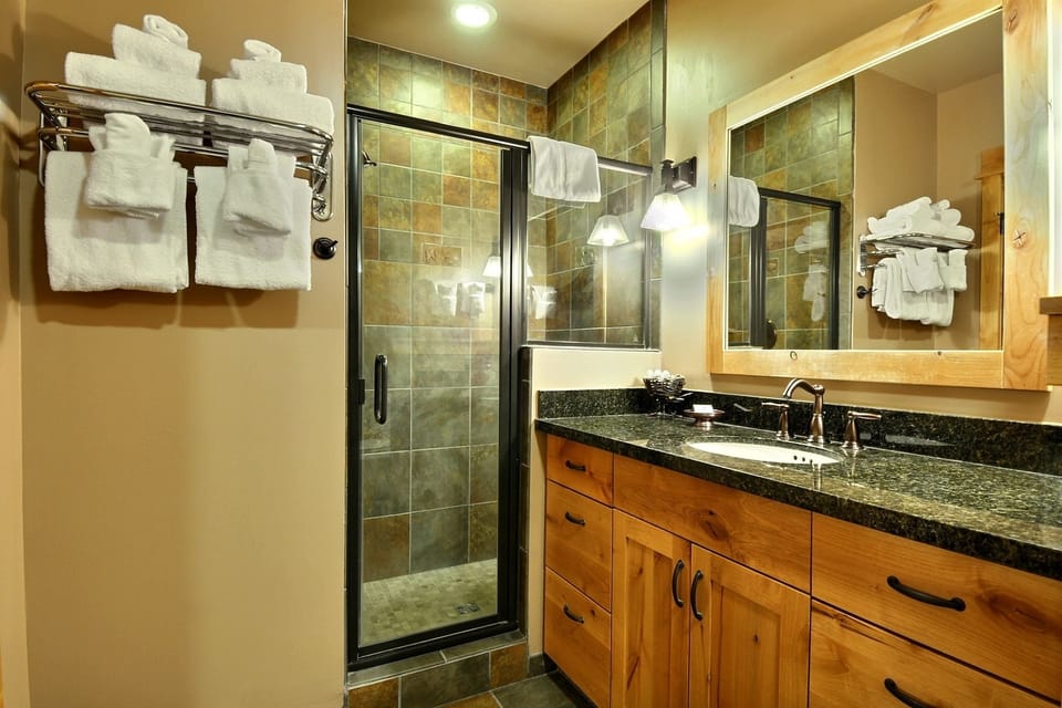 Superior Room, 1 Queen Bed | Bathroom | Shower, free toiletries, hair dryer, towels