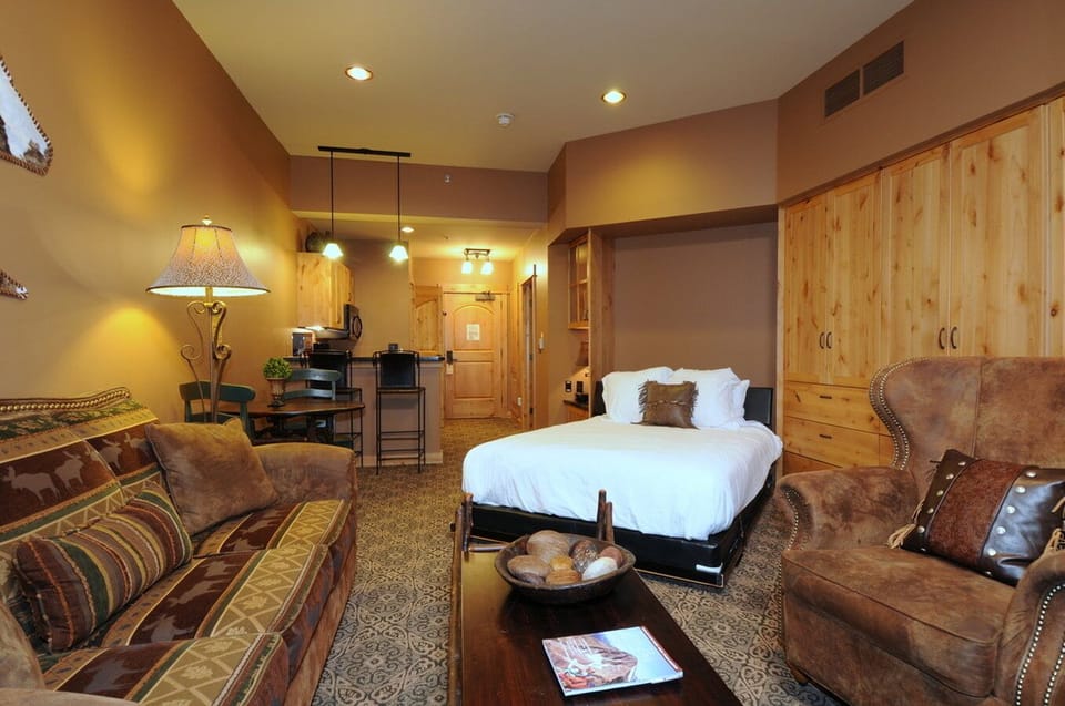 Superior Room, 1 Queen Bed | Premium bedding, in-room safe, desk, laptop workspace