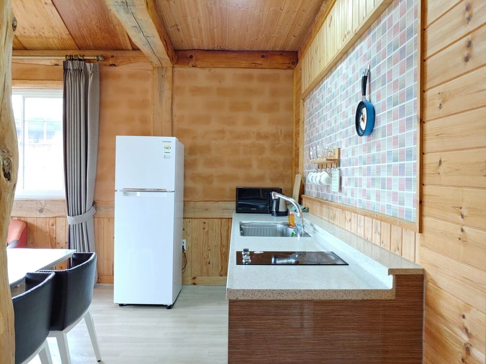 House (82 sqm) | Private kitchen | Full-size fridge, microwave, stovetop, electric kettle