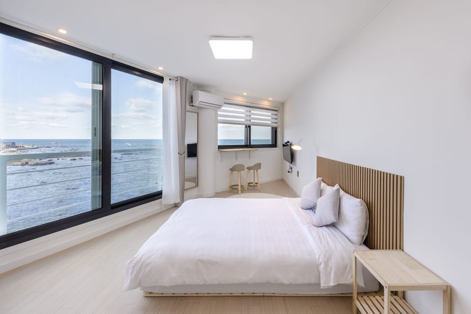 White Room (303) | Blackout drapes, soundproofing, free WiFi, bed sheets