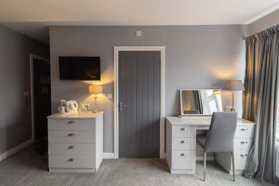 Family Room, Multiple Beds | Desk, iron/ironing board, free WiFi, bed sheets