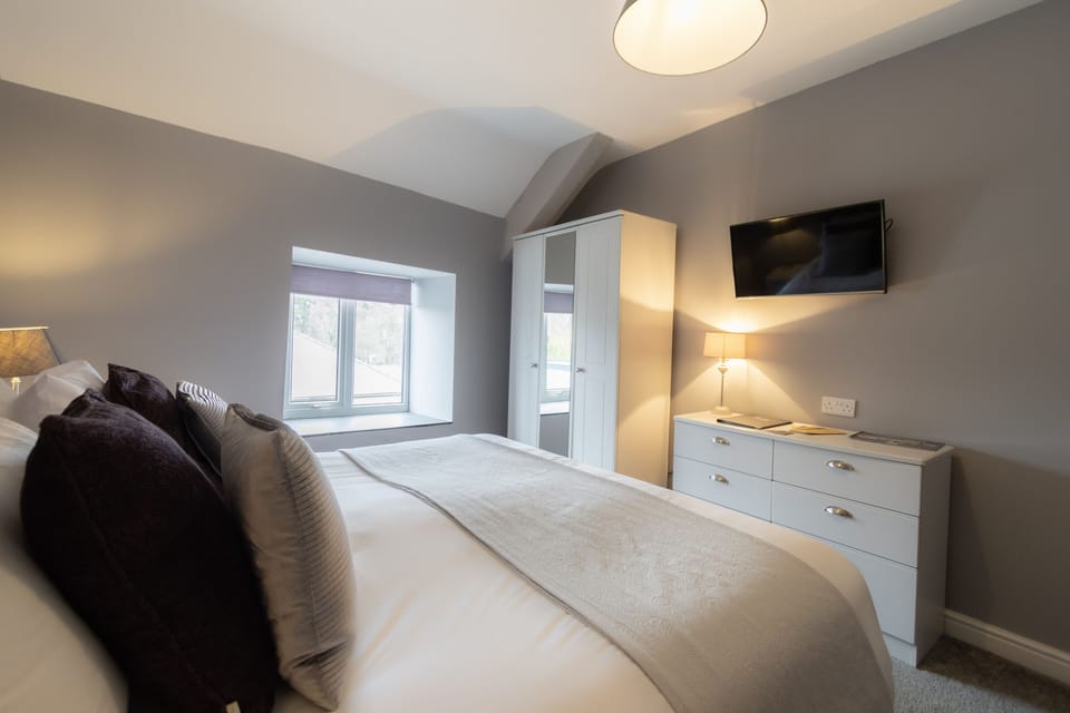 Deluxe Room, 1 King Bed | Desk, iron/ironing board, free WiFi, bed sheets