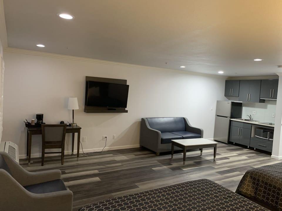 Deluxe Room | Private kitchen | Fridge, microwave, coffee/tea maker