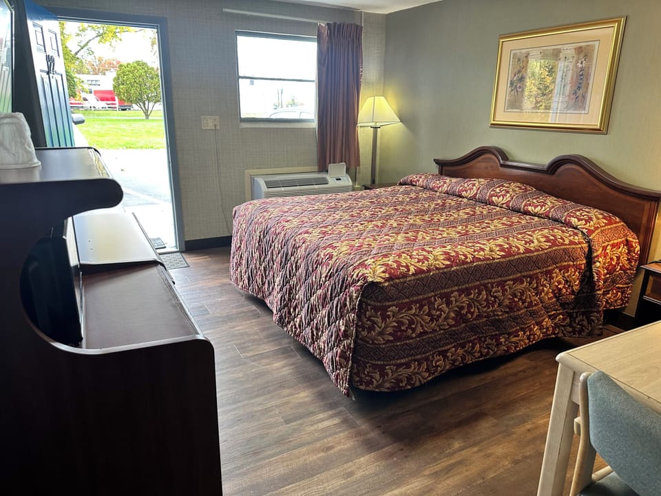 Minibar, desk, free WiFi, bed sheets