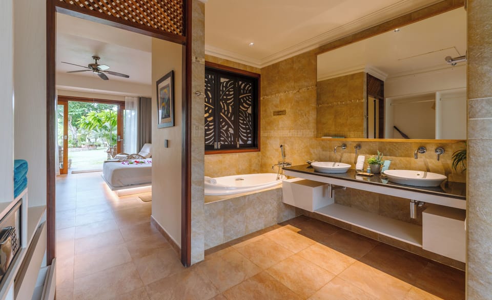 Superior Room | Bathroom | Shower, free toiletries, hair dryer, bathrobes