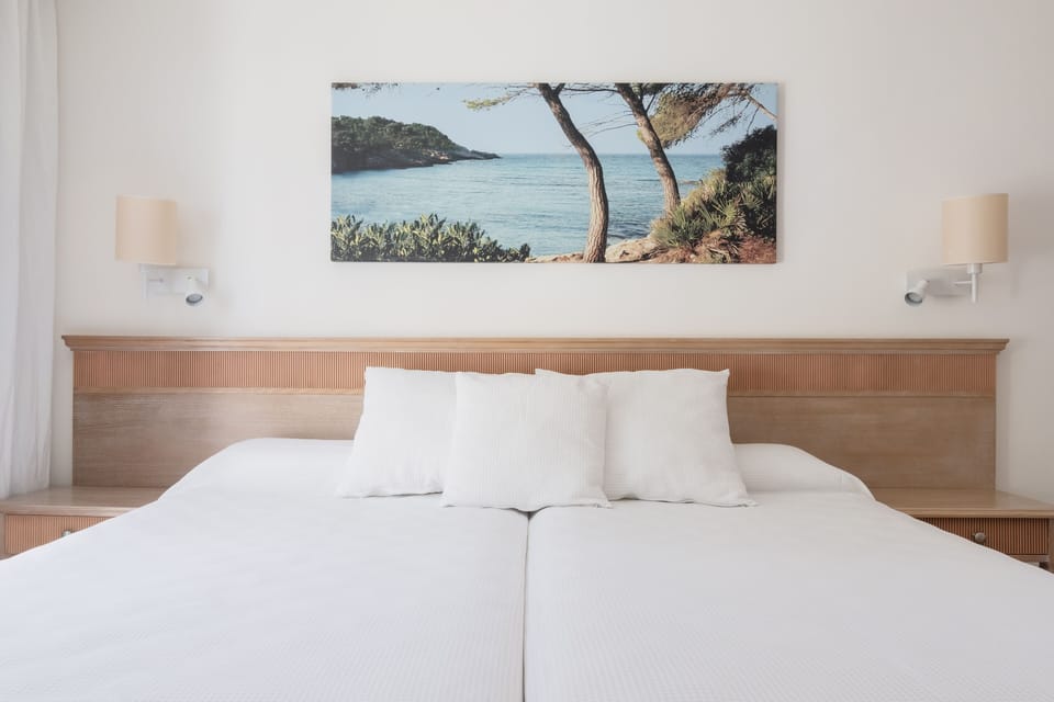 Double Room, Partial Sea View | Minibar, individually decorated, individually furnished, desk