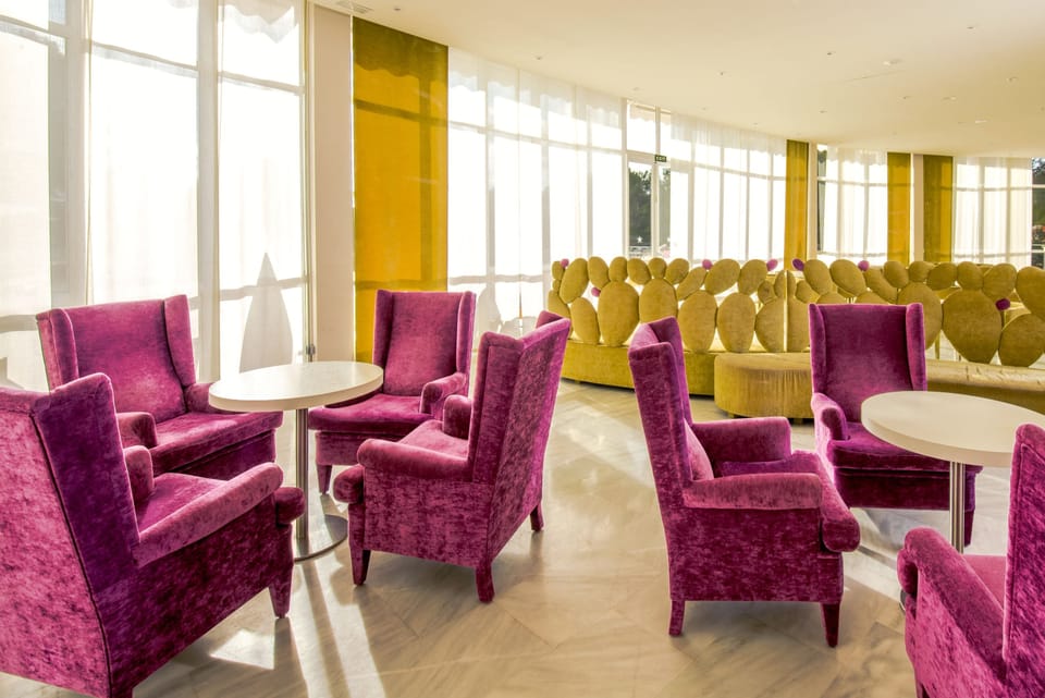 3 bars/lounges, poolside bar