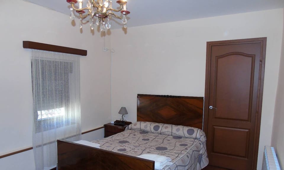 Double Room (5) | 5 bedrooms, rollaway beds, bed sheets