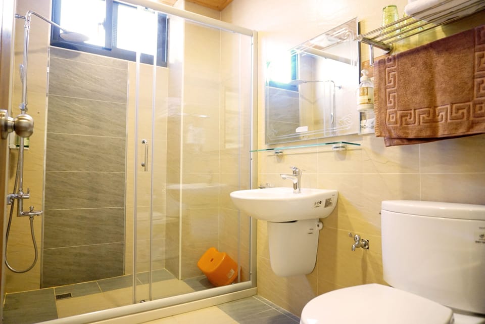 Superior Triple Room, Courtyard View | Bathroom | Shower, rainfall showerhead, free toiletries, hair dryer