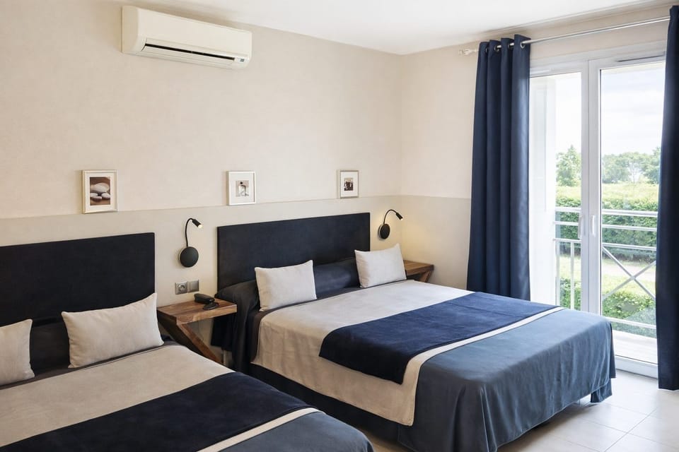 Comfort Quadruple Room, 2 Queen Beds | Desk, free WiFi, bed sheets