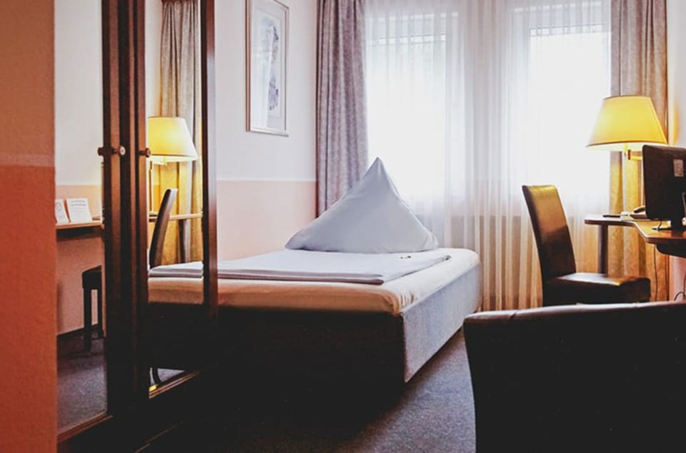 Single Room | Hypo-allergenic bedding, blackout drapes, iron/ironing board, free WiFi