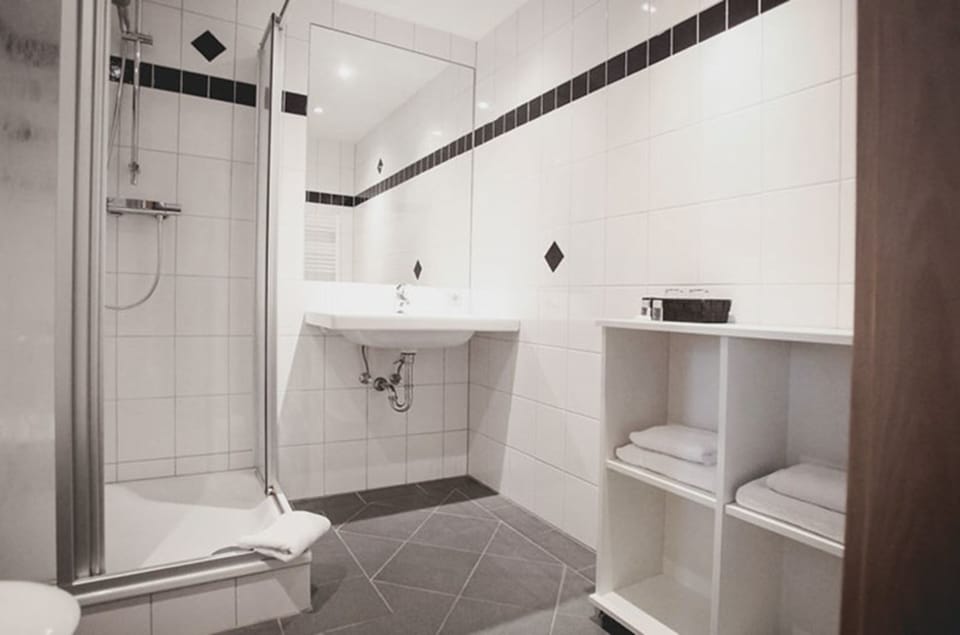Shower, towels