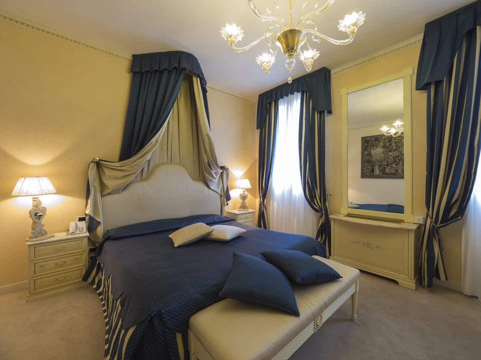 Executive Suite, 1 Bedroom, Garden View | Pillowtop beds, minibar, in-room safe, desk