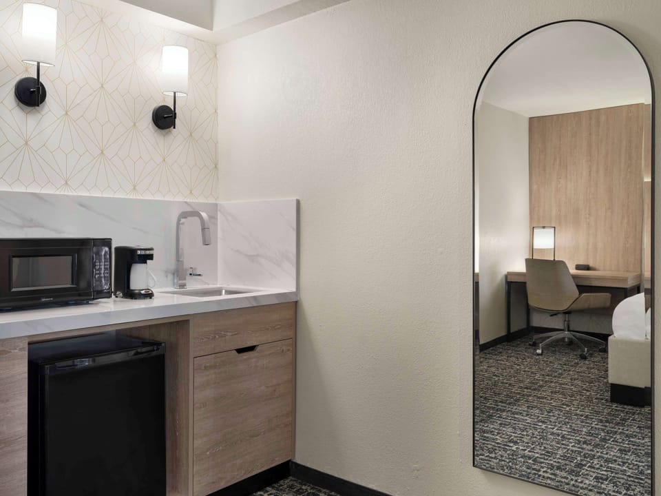 Premium bedding, down comforters, in-room safe, desk
