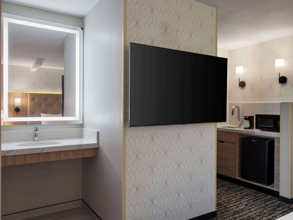 Room, 1 King Bed, Accessible, Bathtub | Premium bedding, down comforters, in-room safe, desk