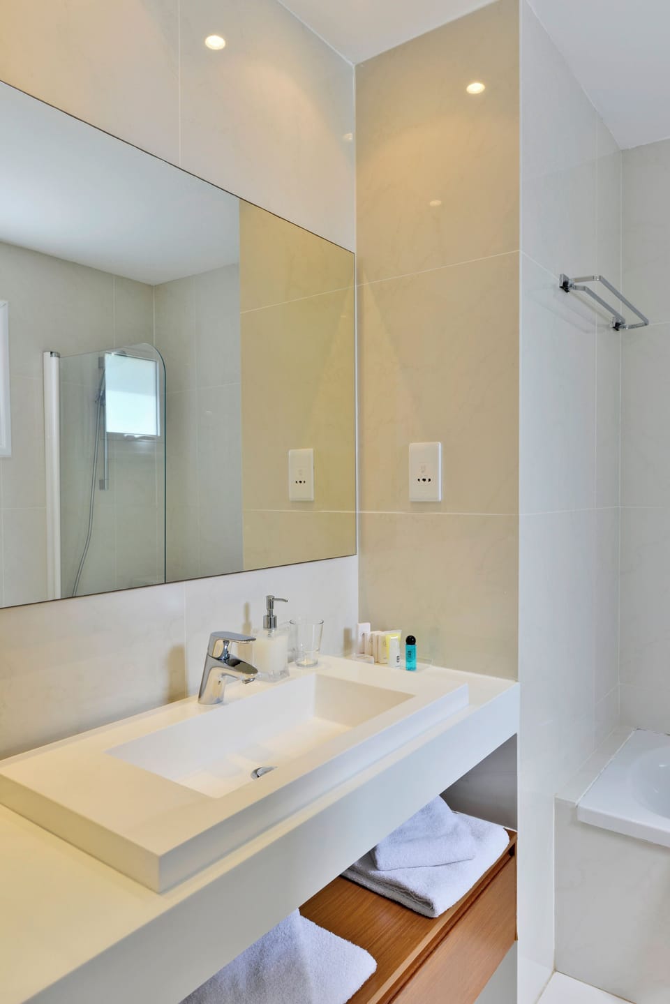 Combined shower/tub, free toiletries, hair dryer, towels
