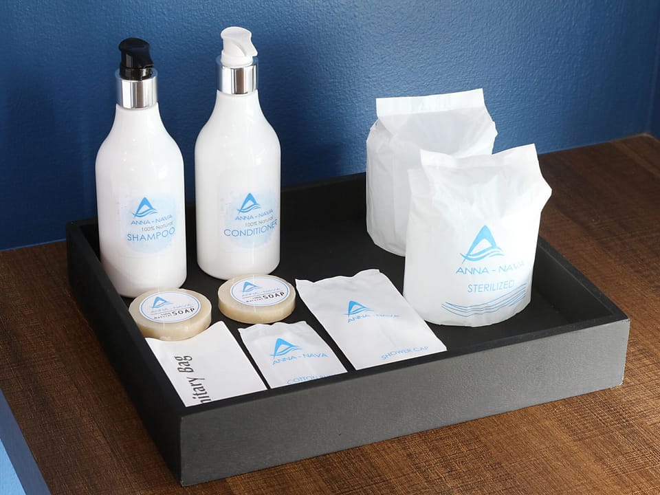 Family Room | Bathroom | Shower, rainfall showerhead, free toiletries, towels