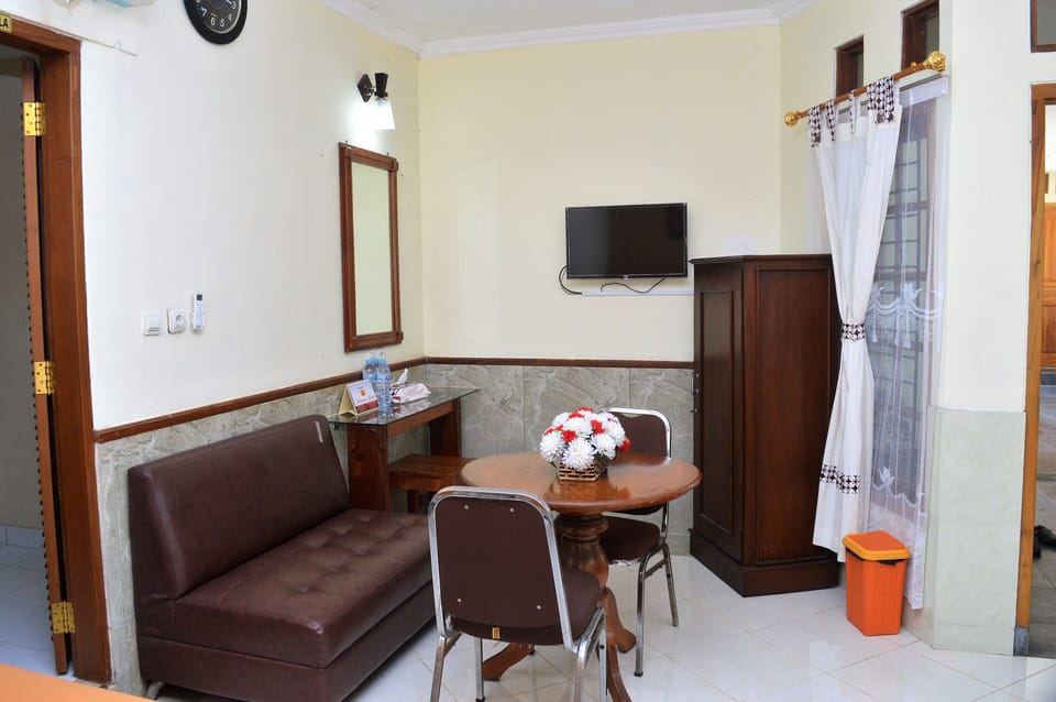 Triple Room | Desk, soundproofing, rollaway beds, free WiFi