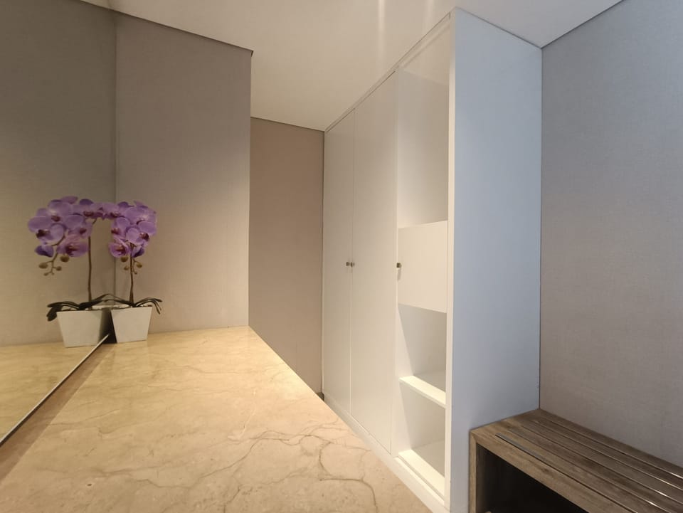 Deluxe Suite | Living area | 32-inch LED TV with cable channels, TV