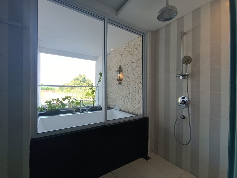 Deluxe Suite | Bathroom | Free toiletries, hair dryer, slippers, bidet