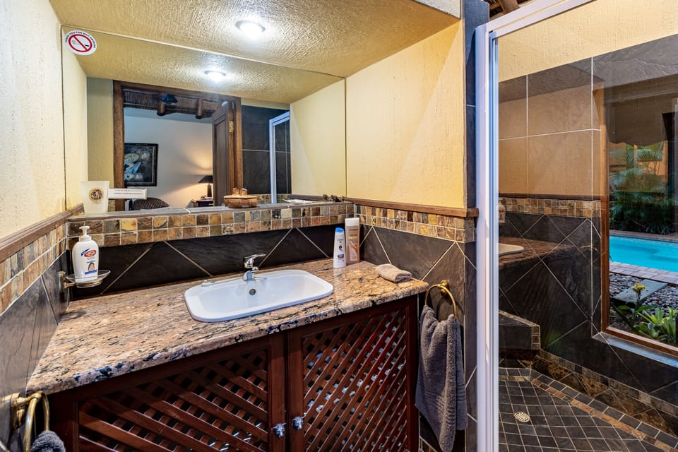 Luxury Double Room | Bathroom | Free toiletries, hair dryer, towels