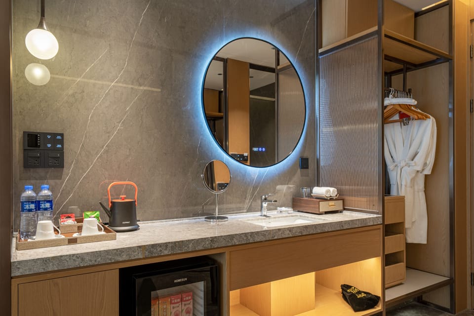Deluxe King Room | Premium bedding, minibar (free items), in-room safe, desk