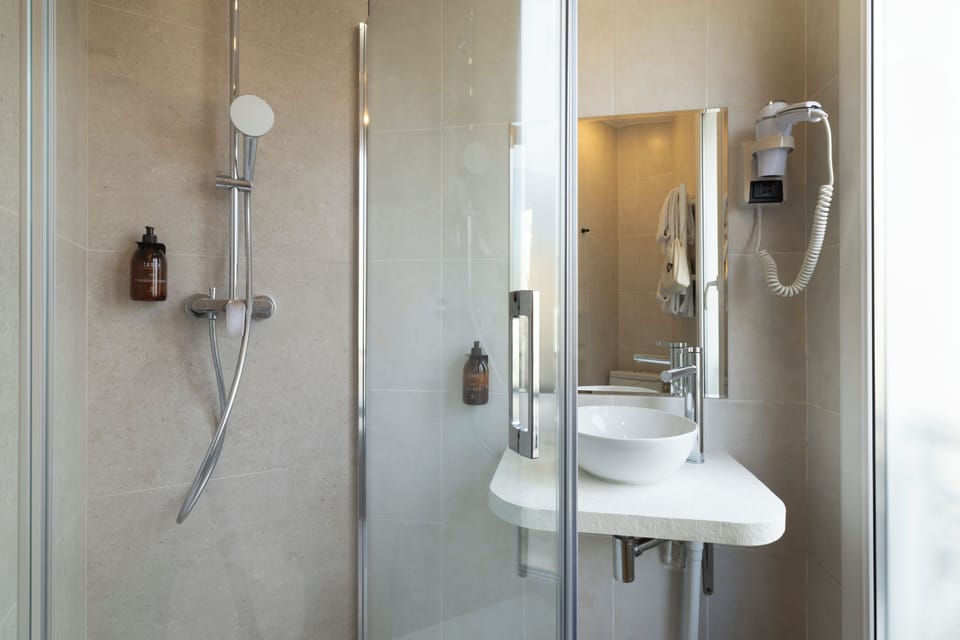Shower, rainfall showerhead, free toiletries, hair dryer