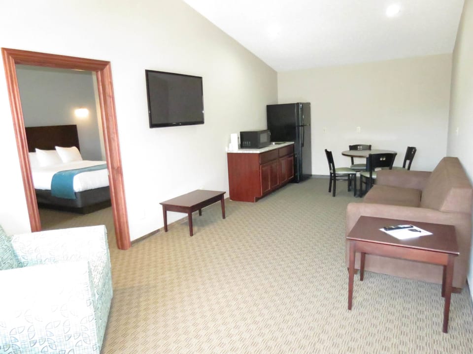 Luxury Suite, 1 Bedroom | Living area | Flat-screen TV
