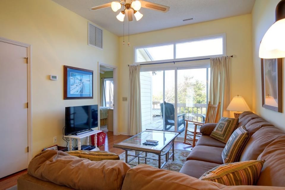 House, 2 Bedrooms | Living area | TV