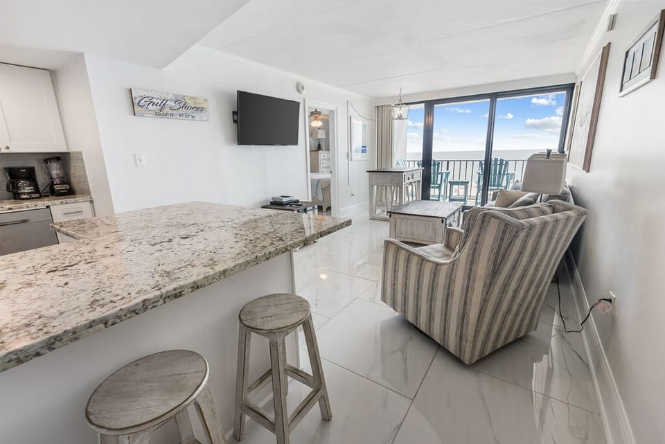 Condo, 2 Bedrooms, Balcony, Beachfront (308) | Bathroom | Towels
