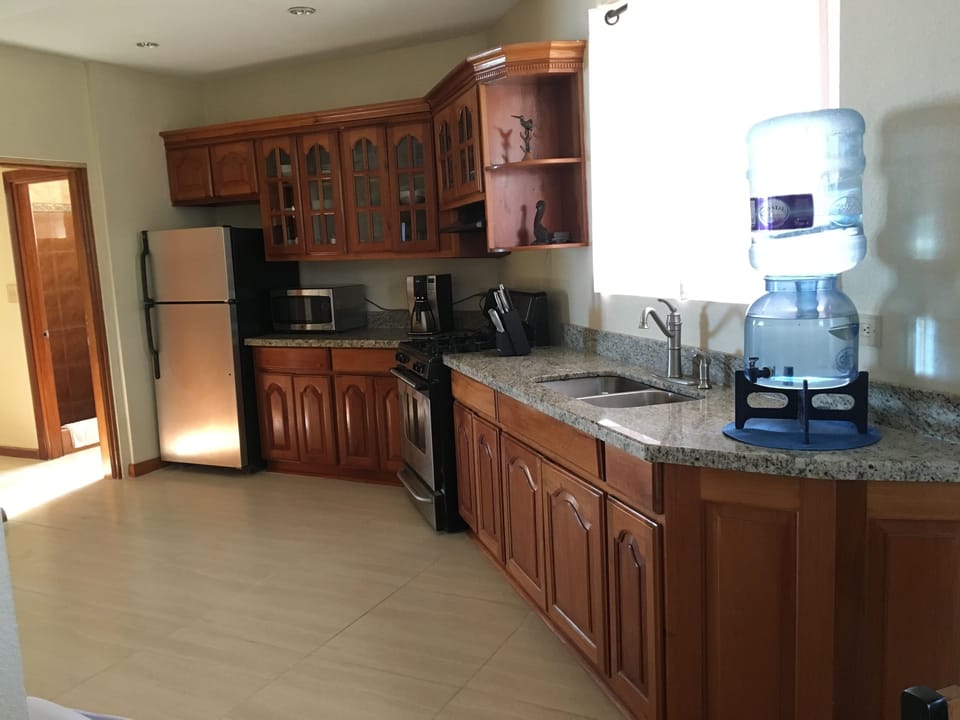 Full-size fridge, microwave, oven, stovetop
