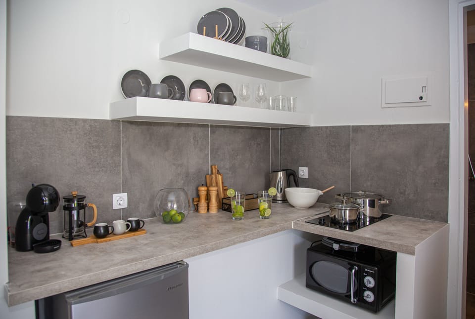 Deluxe Studio Suite, Balcony, Garden View | Private kitchenette | Fridge, microwave, espresso maker, electric kettle