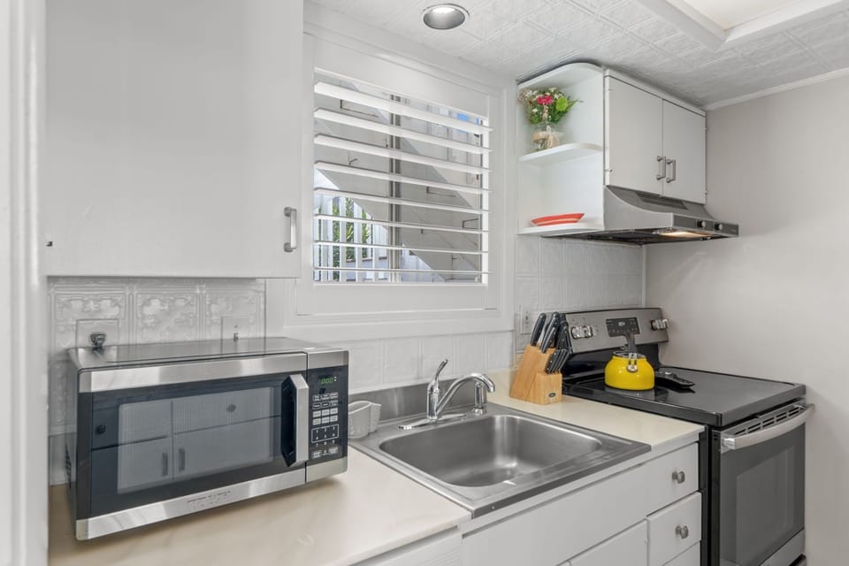 Condo, 1 Bedroom | Private kitchen | Fridge, microwave, oven, coffee/tea maker