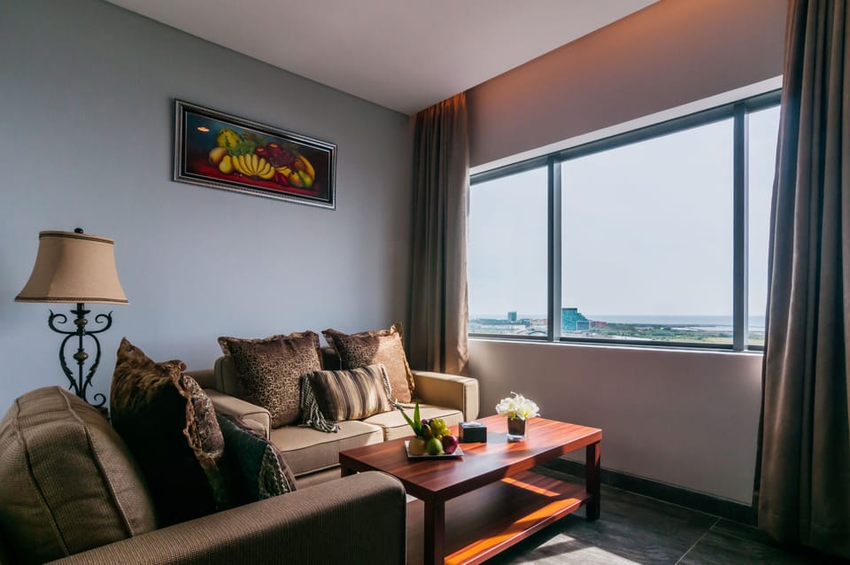 Deluxe Suite | Living area | LCD TV, fireplace