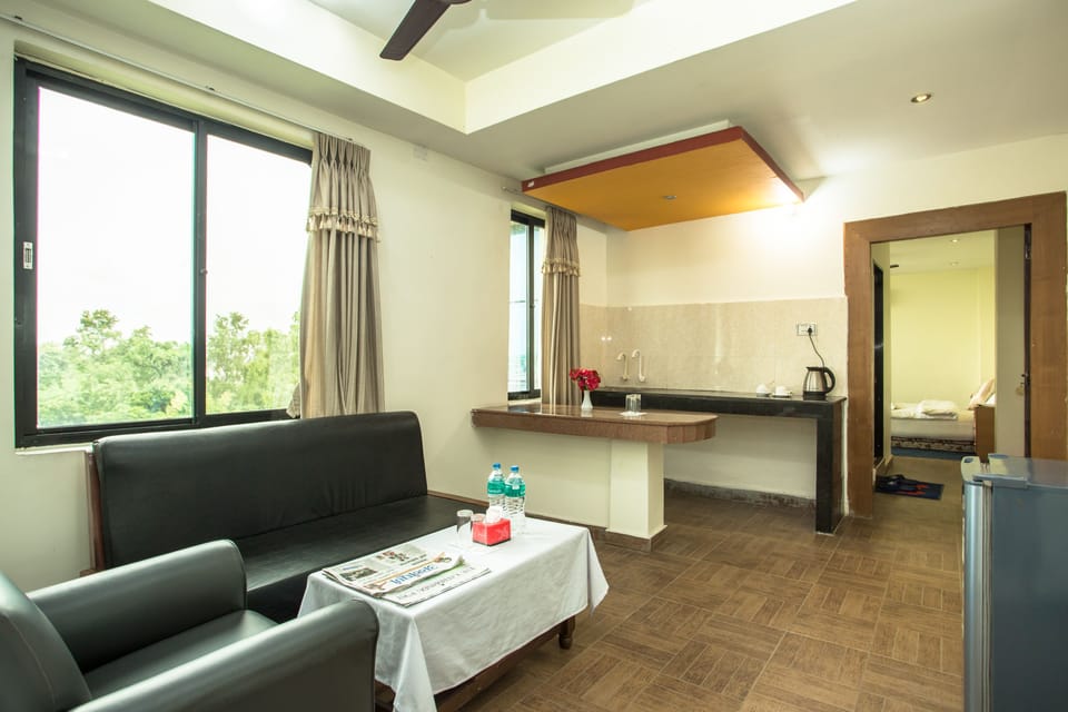 Deluxe Room | Desk, laptop workspace, rollaway beds, bed sheets