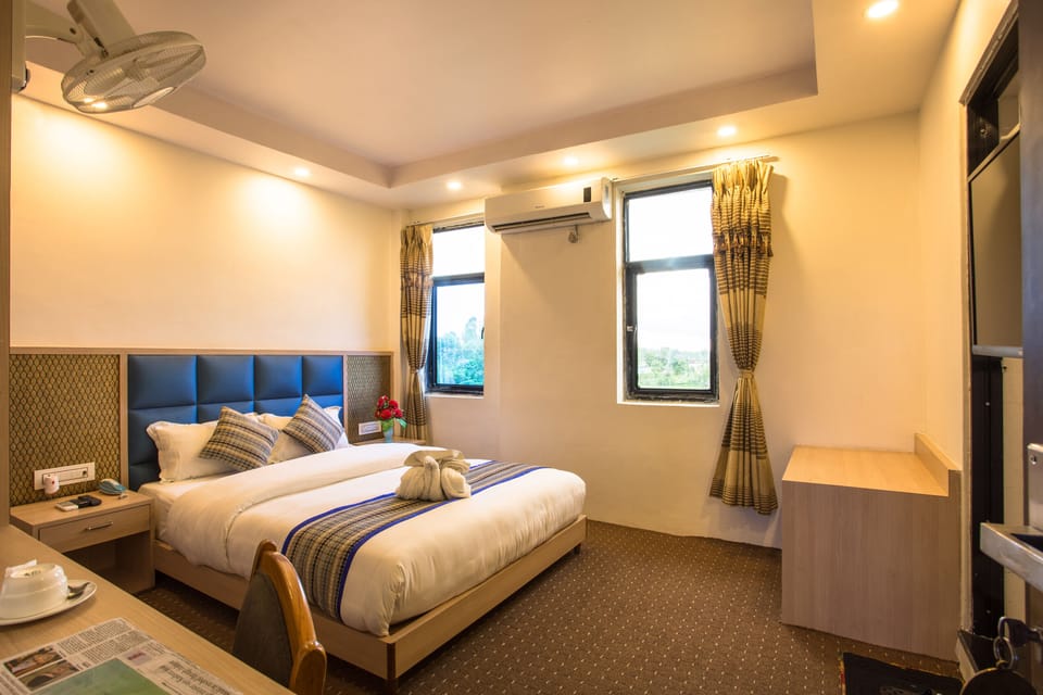 Deluxe Room | Desk, laptop workspace, rollaway beds, bed sheets