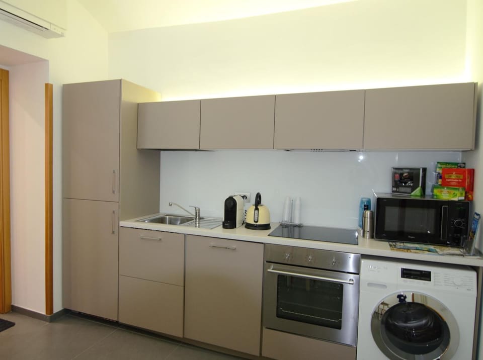 Shared fridge, microwave, stovetop, cookware/dishes/utensils