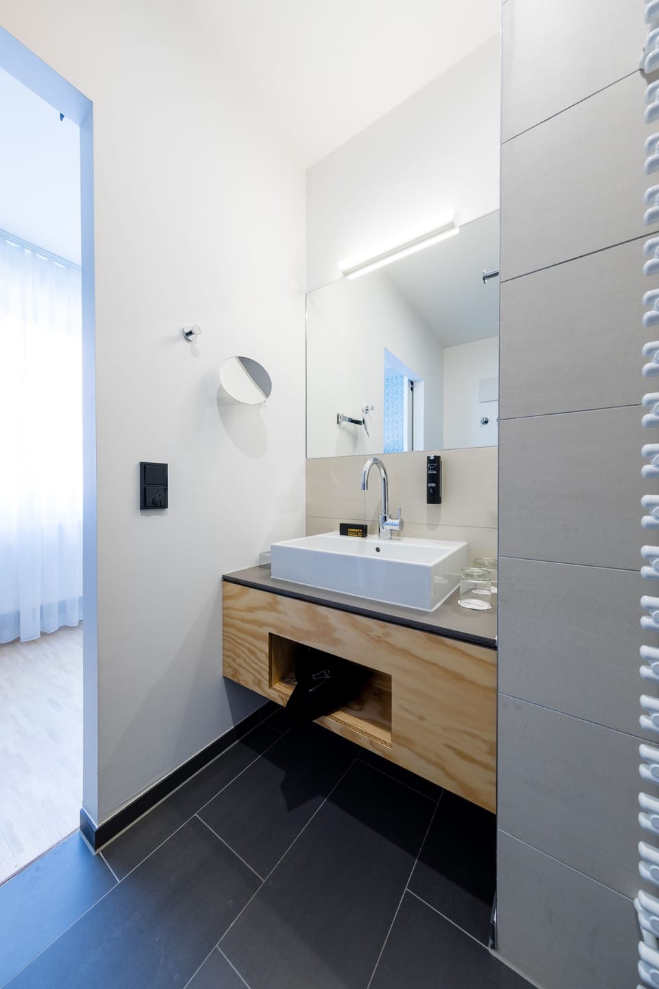 Queen Room | Bathroom | Shower, rainfall showerhead, free toiletries, hair dryer