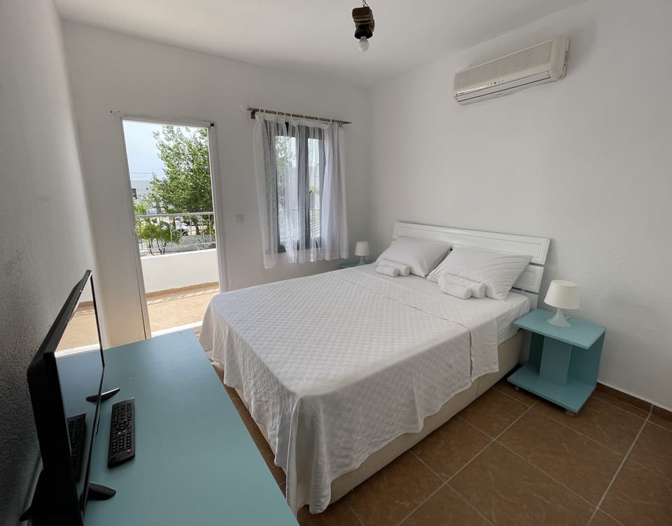Double Room | Minibar, desk, rollaway beds (surcharge), WiFi (free)