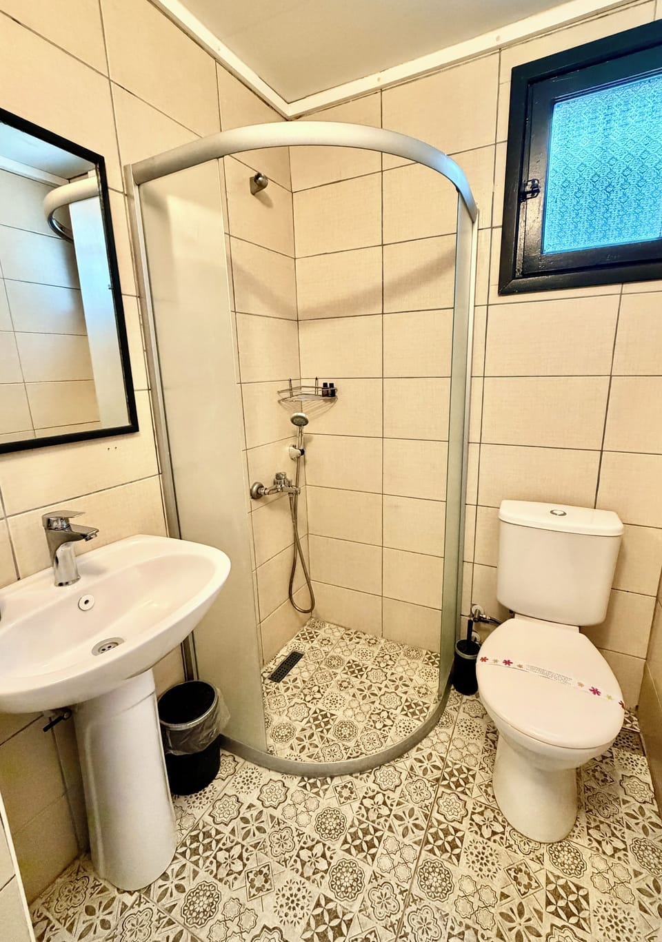 Twin Room | Bathroom | Shower, free toiletries, hair dryer, towels
