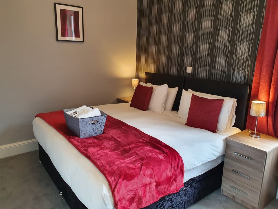 Room 3 - 1st floor Twin/King en-suite | Desk, laptop workspace, soundproofing, free WiFi