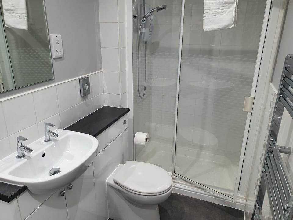 Room 5 - 1st Floor King En-suite | Bathroom | Shower, free toiletries, hair dryer, towels