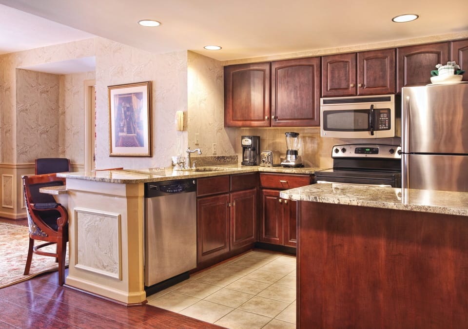 Coffee/tea maker, full-size fridge, microwave, stovetop