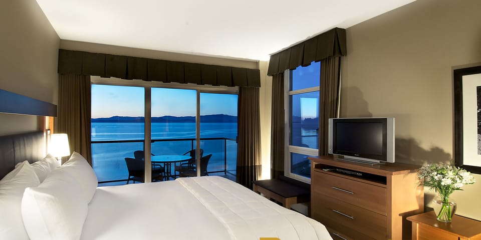 Premium bedding, desk, iron/ironing board, free WiFi