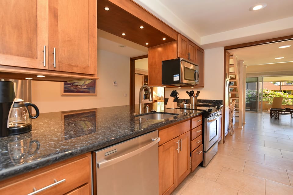 Condo, 1 Bedroom | Private kitchen | Microwave, coffee/tea maker, toaster